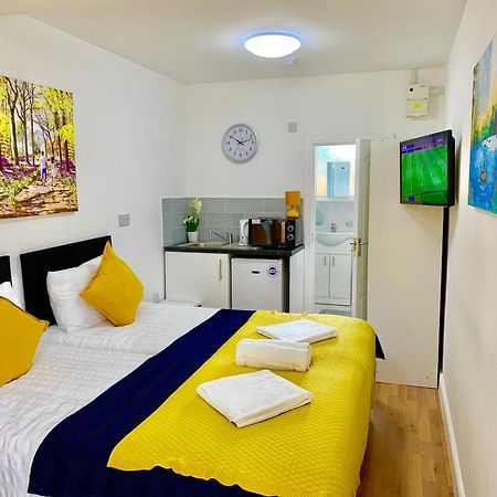 London Studio Apartments, Private Bathroom, Kitchenette, Parking, Np2 المظهر الخارجي الصورة