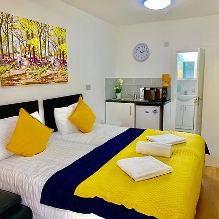 London Studio Apartments, Private Bathroom, Kitchenette, Parking, Np2 المظهر الخارجي الصورة