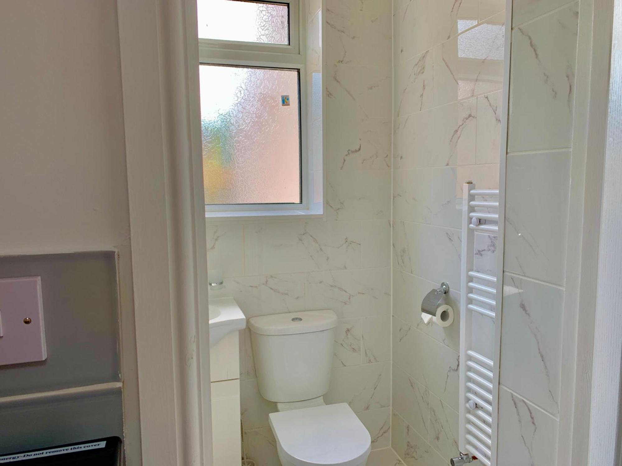 London Studio Apartments, Private Bathroom, Kitchenette, Parking, Np2 المظهر الخارجي الصورة