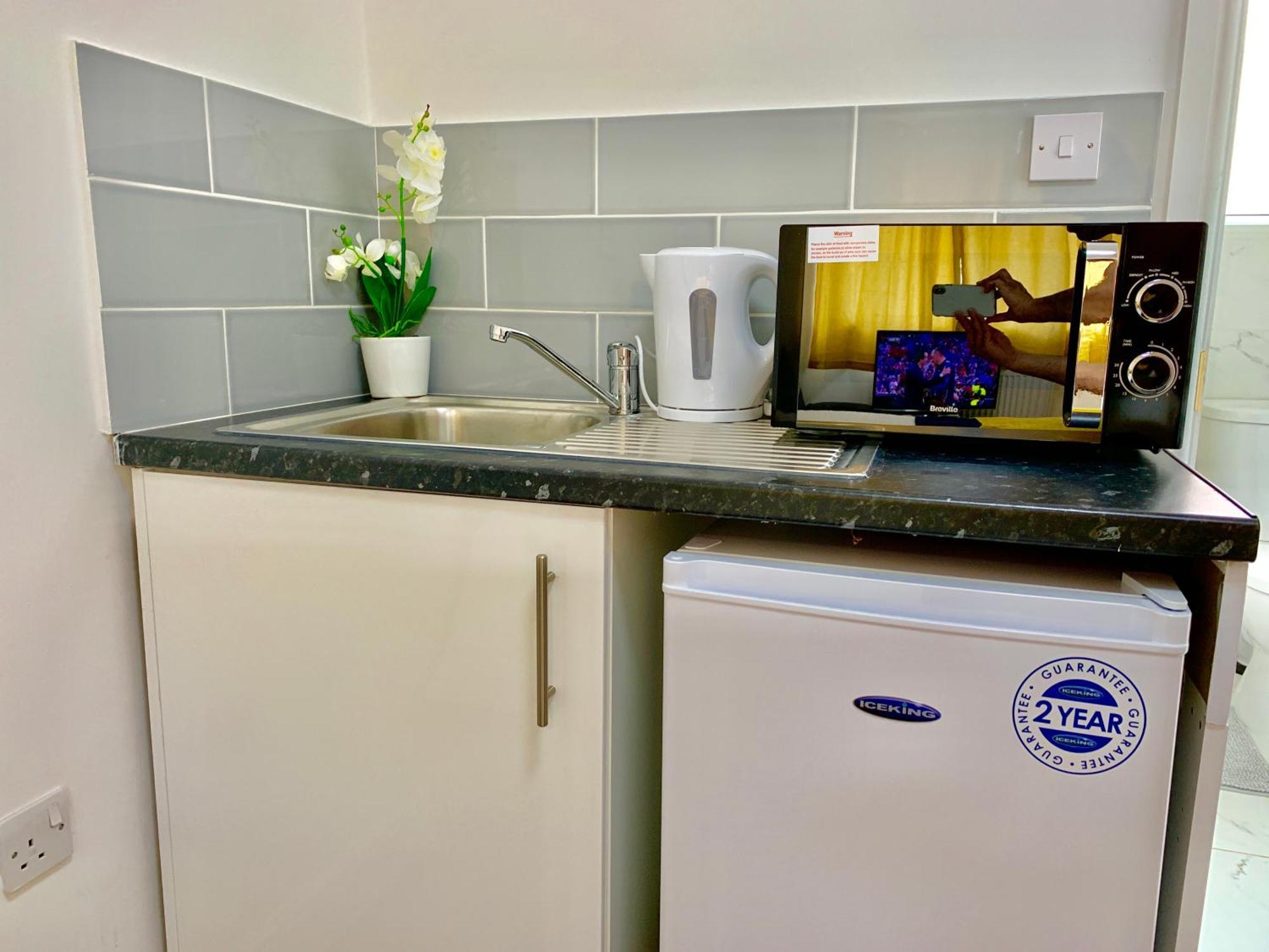 London Studio Apartments, Private Bathroom, Kitchenette, Parking, Np2 المظهر الخارجي الصورة