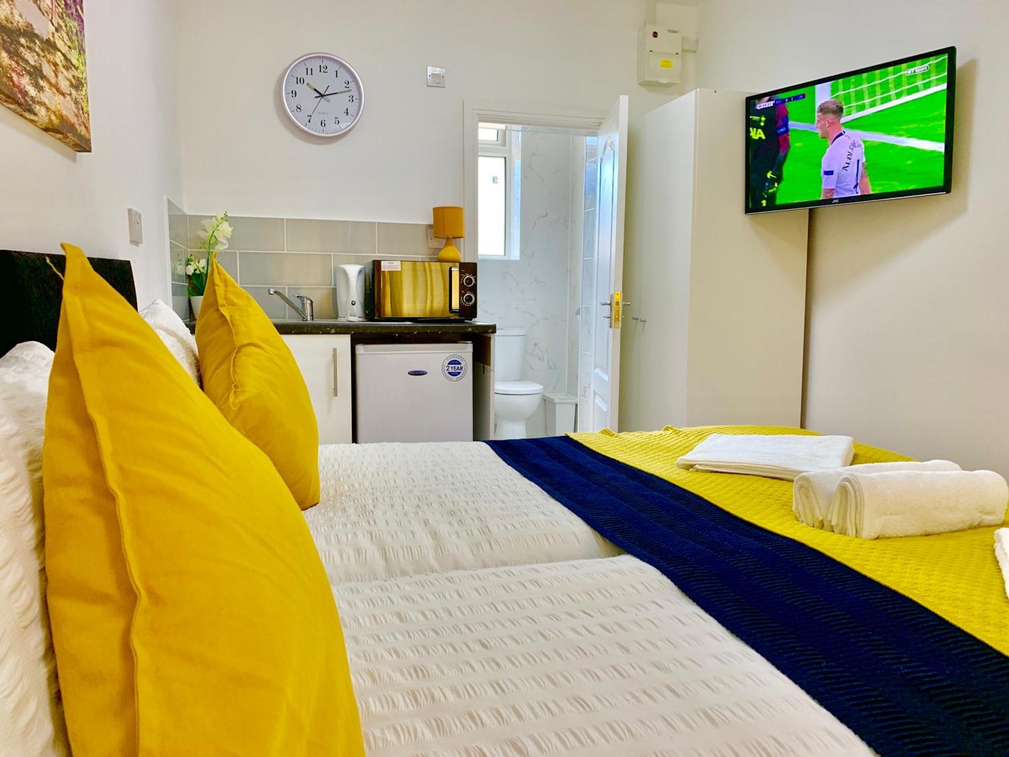 London Studio Apartments, Private Bathroom, Kitchenette, Parking, Np2 المظهر الخارجي الصورة