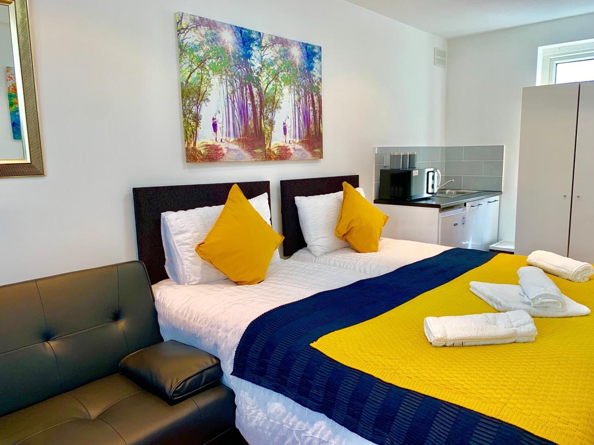 London Studio Apartments, Private Bathroom, Kitchenette, Parking, Np2 المظهر الخارجي الصورة