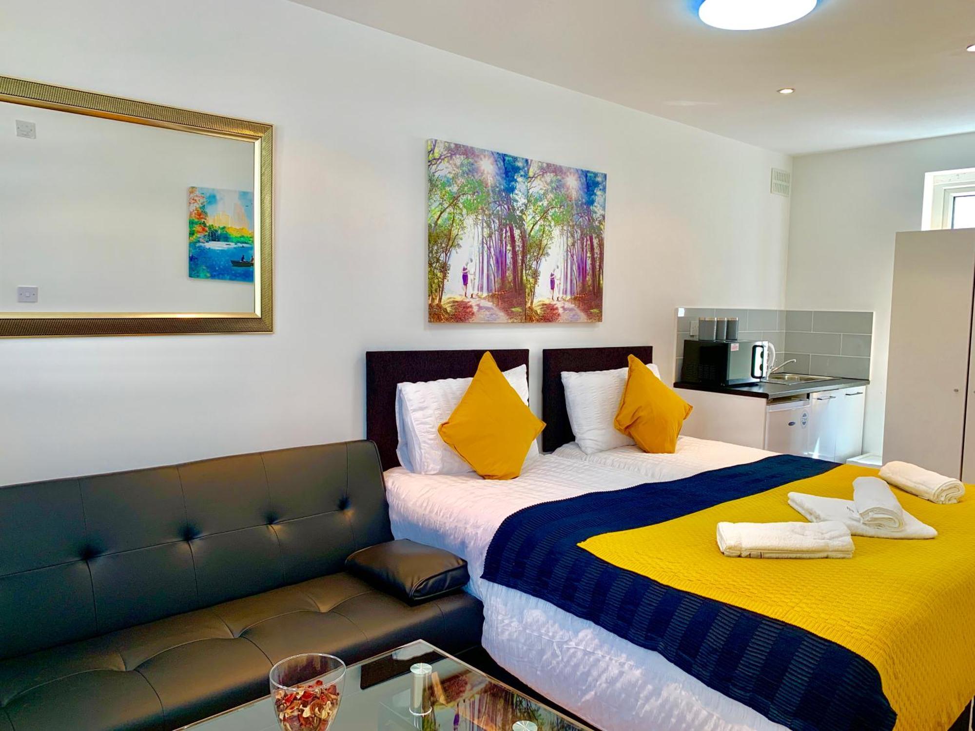 London Studio Apartments, Private Bathroom, Kitchenette, Parking, Np2 المظهر الخارجي الصورة