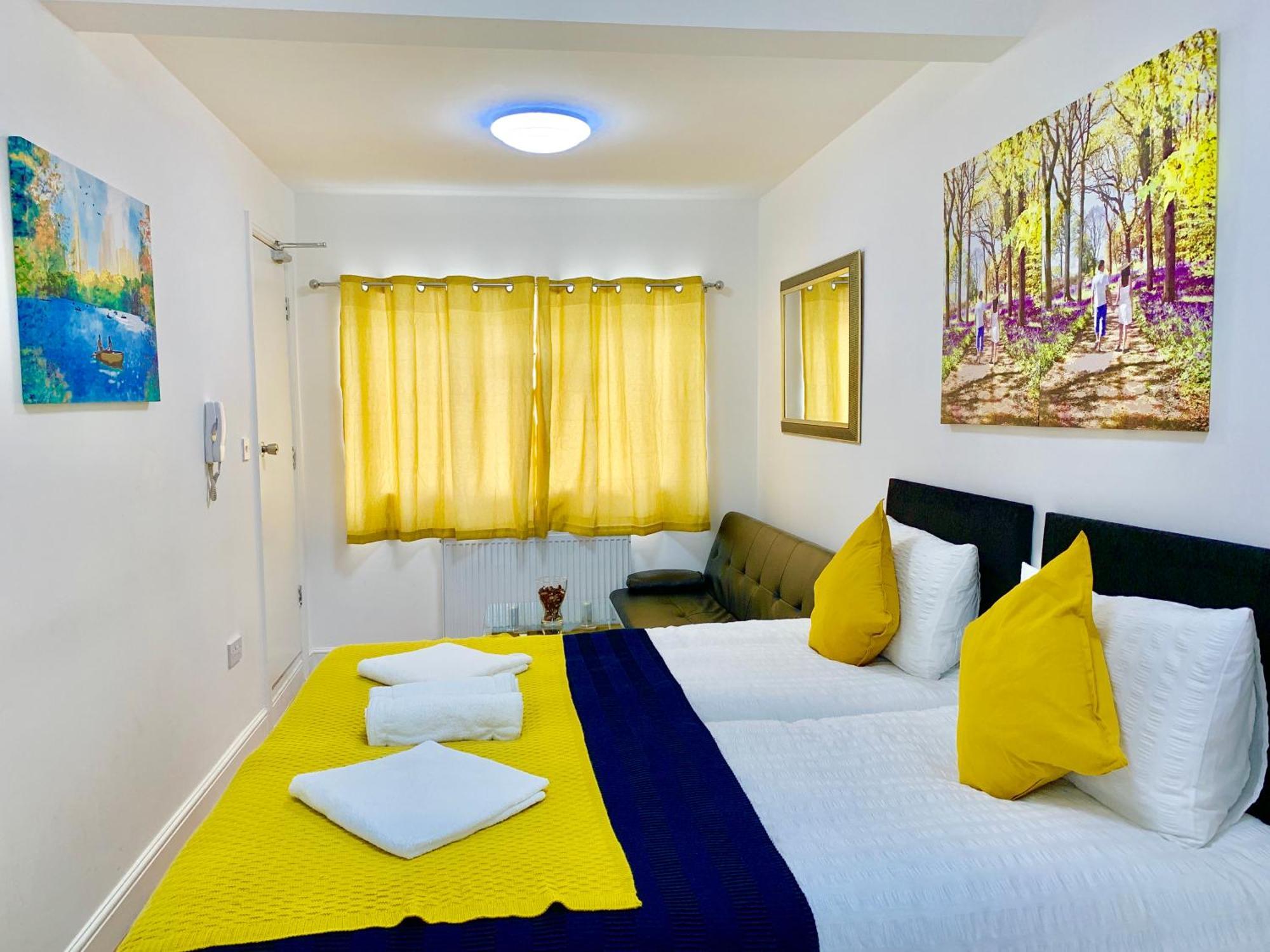 London Studio Apartments, Private Bathroom, Kitchenette, Parking, Np2 المظهر الخارجي الصورة