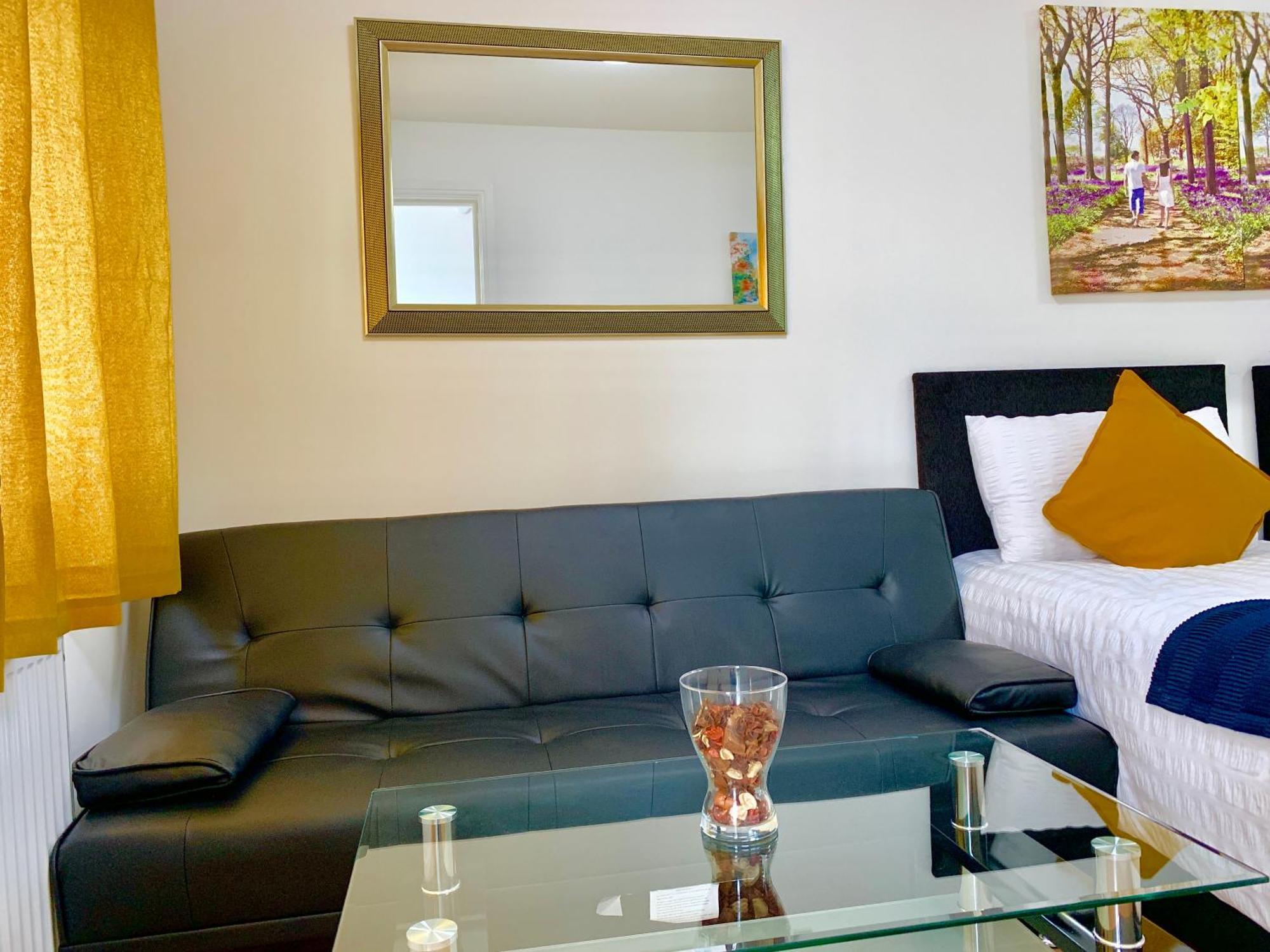 London Studio Apartments, Private Bathroom, Kitchenette, Parking, Np2 المظهر الخارجي الصورة