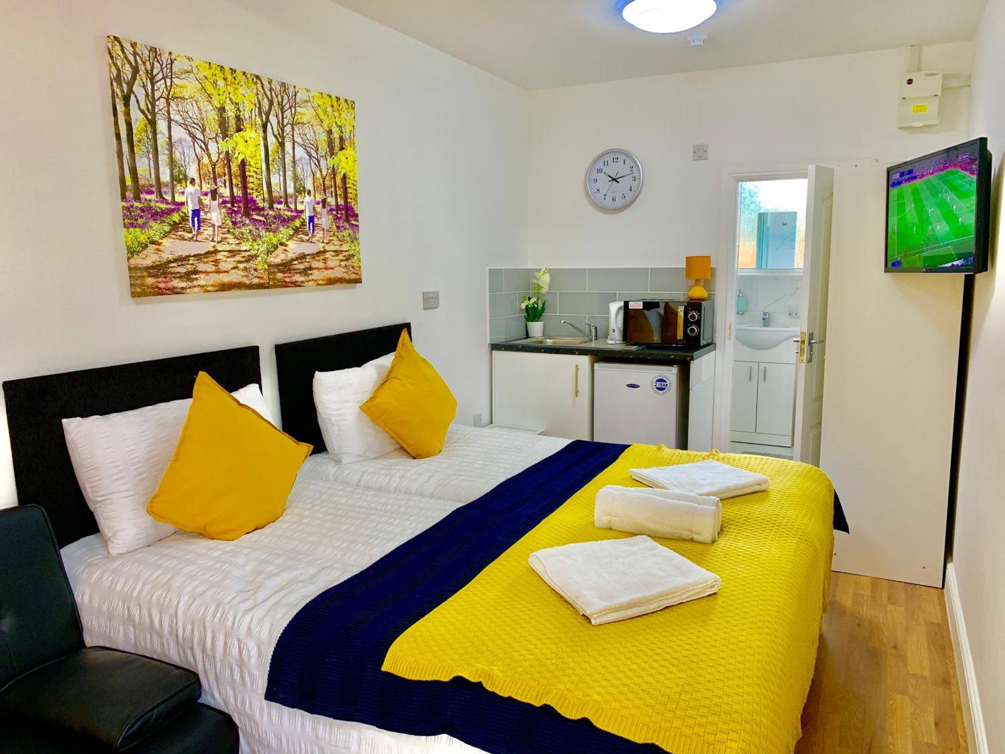London Studio Apartments, Private Bathroom, Kitchenette, Parking, Np2 المظهر الخارجي الصورة